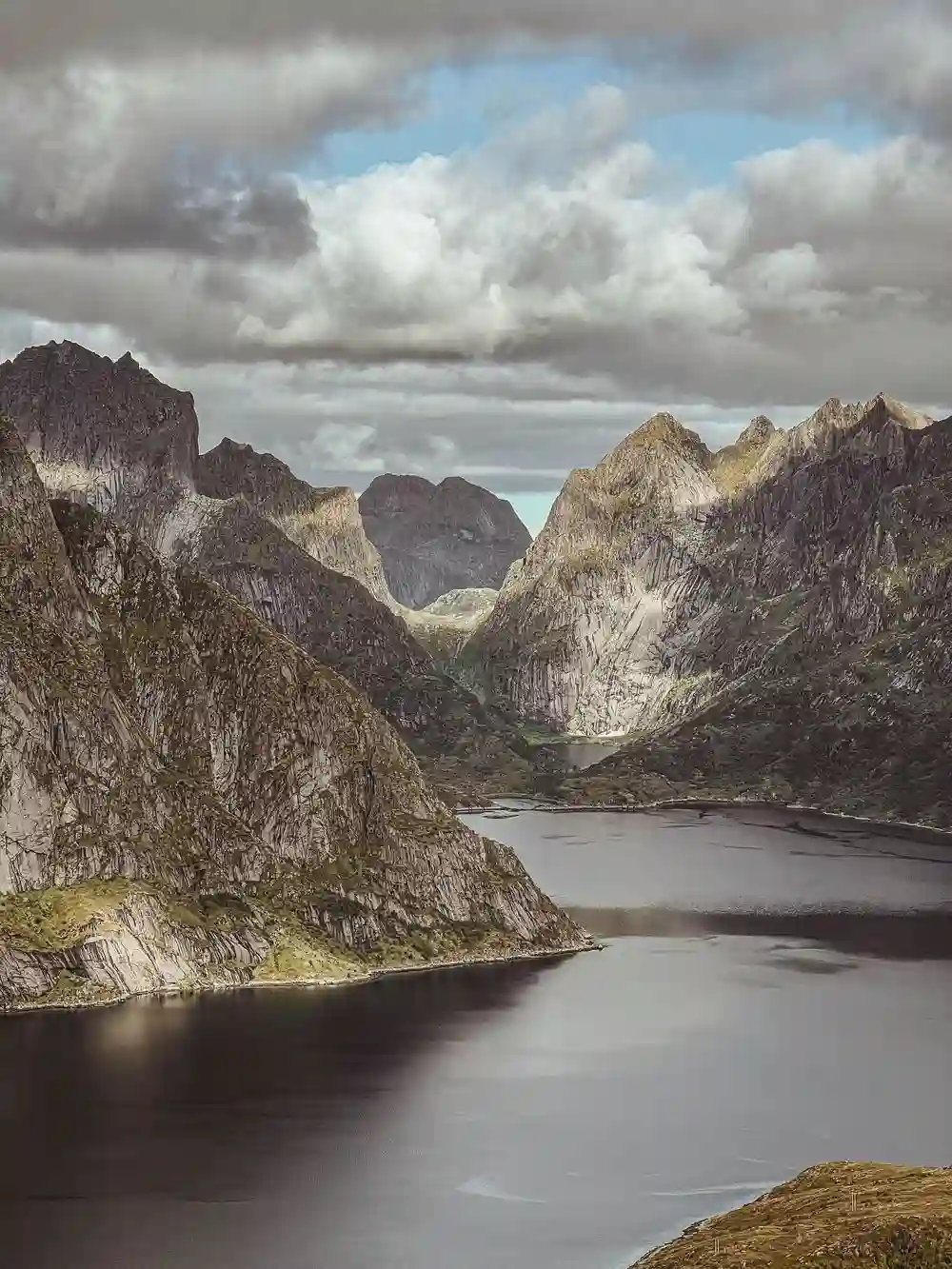 Naturlandskap i Lofoten med dramatiske fjell og stillestående hav
