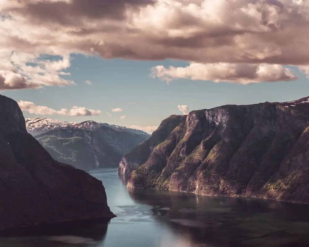 Fjord ved Flåm og Aurland i gyllent kveldslys