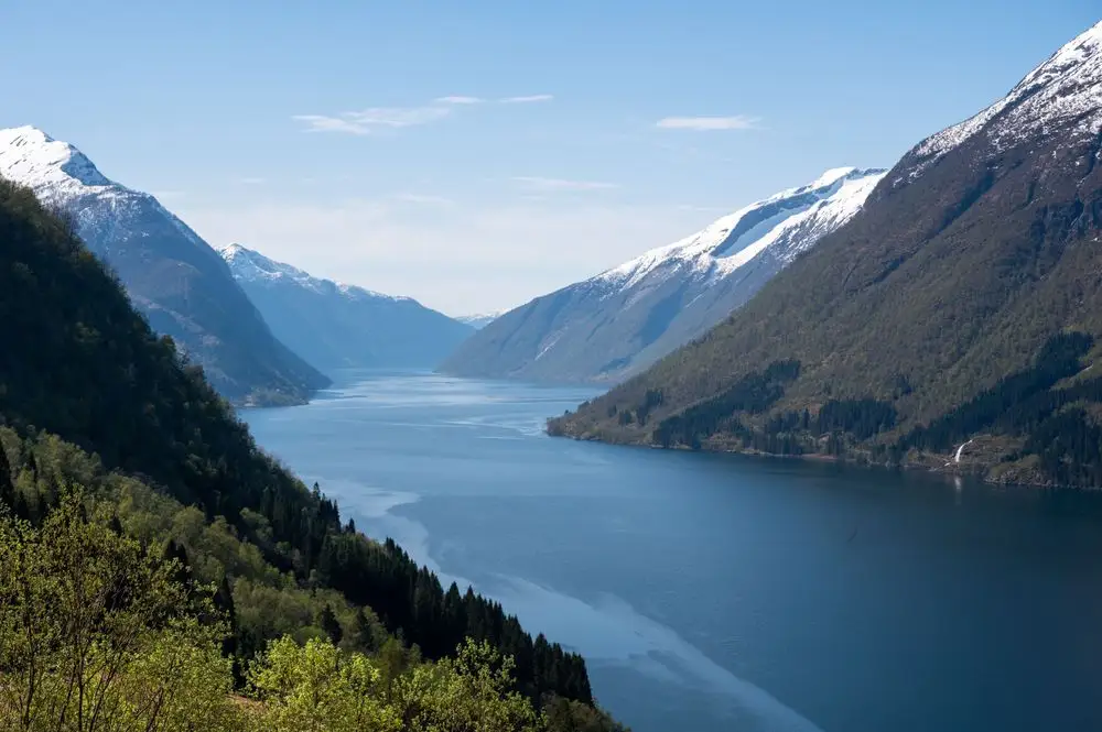 Utsyn over fjord og dal i Sogndal