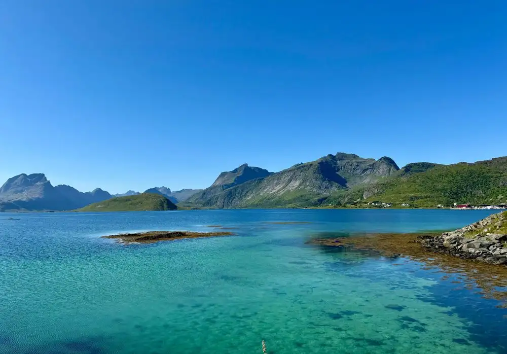 Kyststripe med holmer og skjær i sommerlys