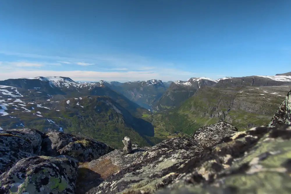 Geirangerfjorden i sommersol med bratte fjellsider