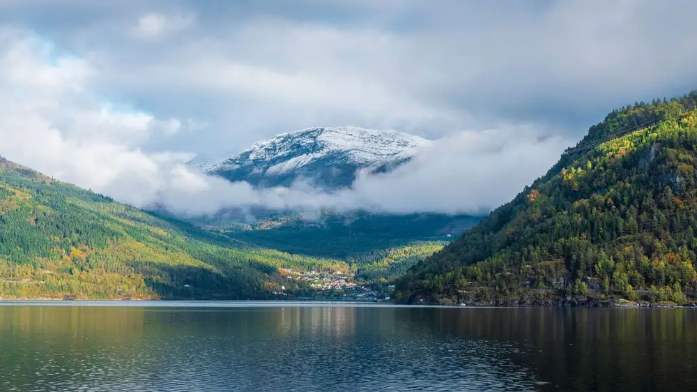 Fjellplatå og nasjonalpark i klart dagslys
