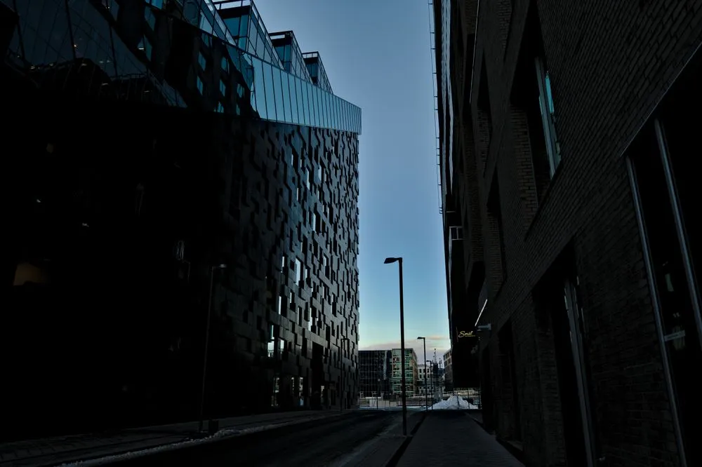 Moderne arkitektur og bymiljø i Oslo i skumringen