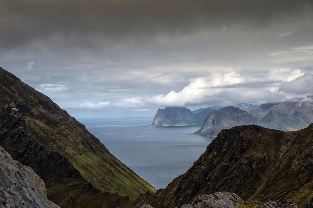 Dramatisk fjordlandskap i Norge med ruvende fjellpartier og havblikk