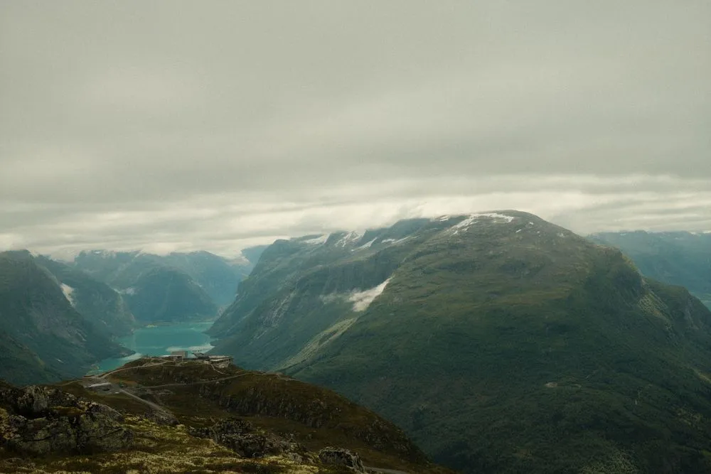 Grønne fjell og dyp fjord sett ovenfra