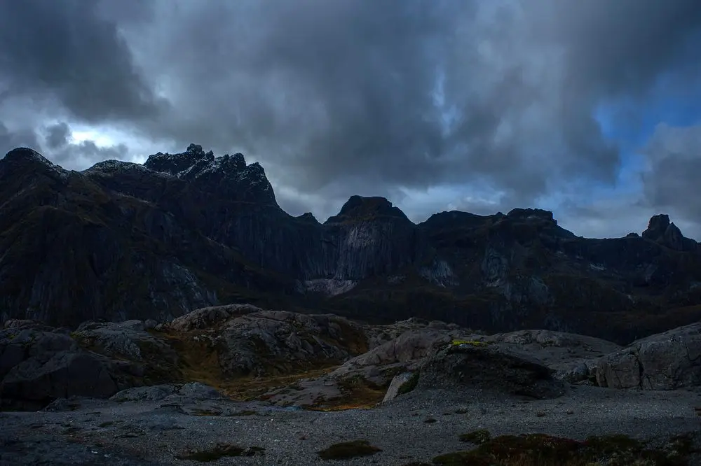 Kveldsmørke over Nusfjord med fargerike hus