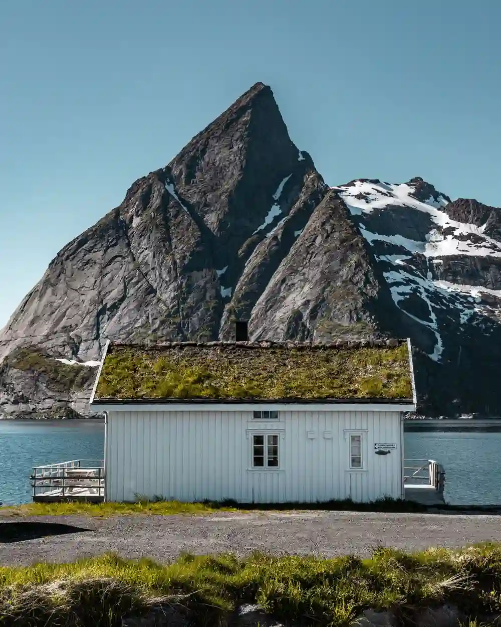 Rorbuer og fjell i Hamnøya, Lofoten