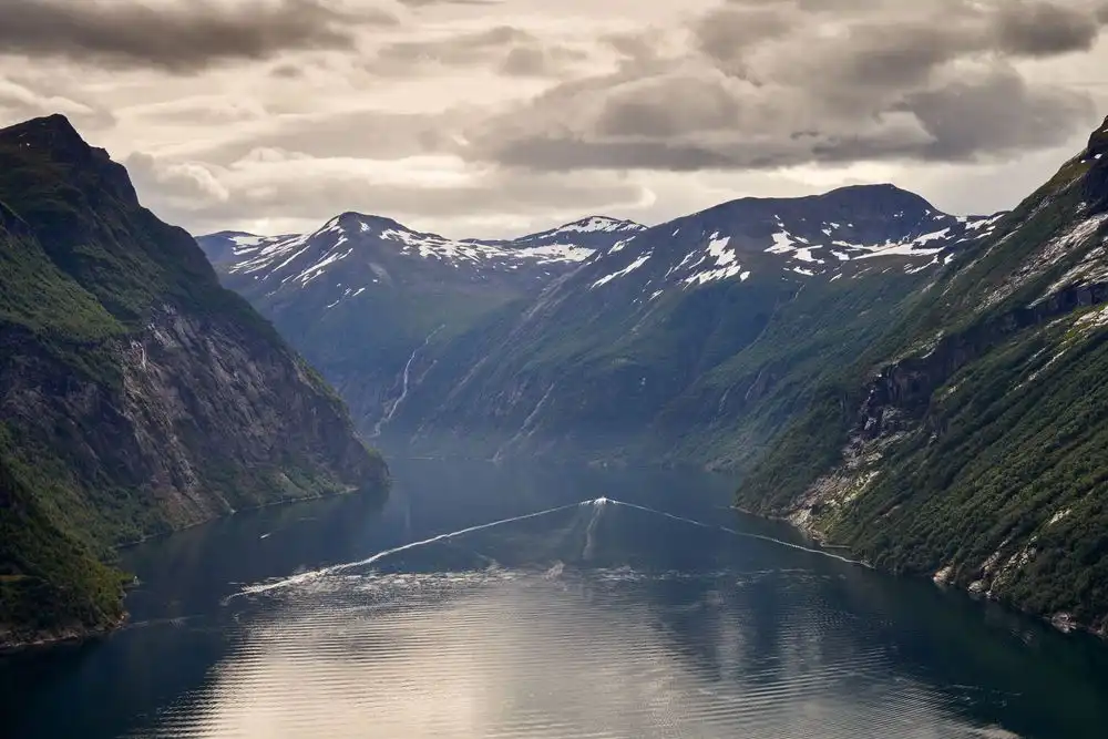 Grønne fjellskråninger og skog langs en norsk fjorddal